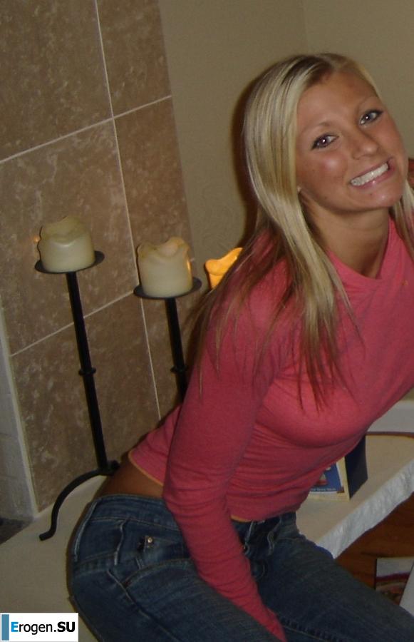 the overseas blonde is grimacing in front of the camera. Photo 29