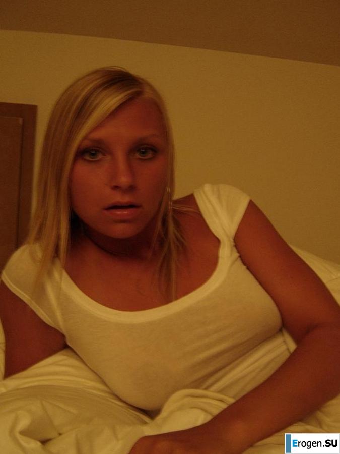 the overseas blonde is grimacing in front of the camera. Photo 35