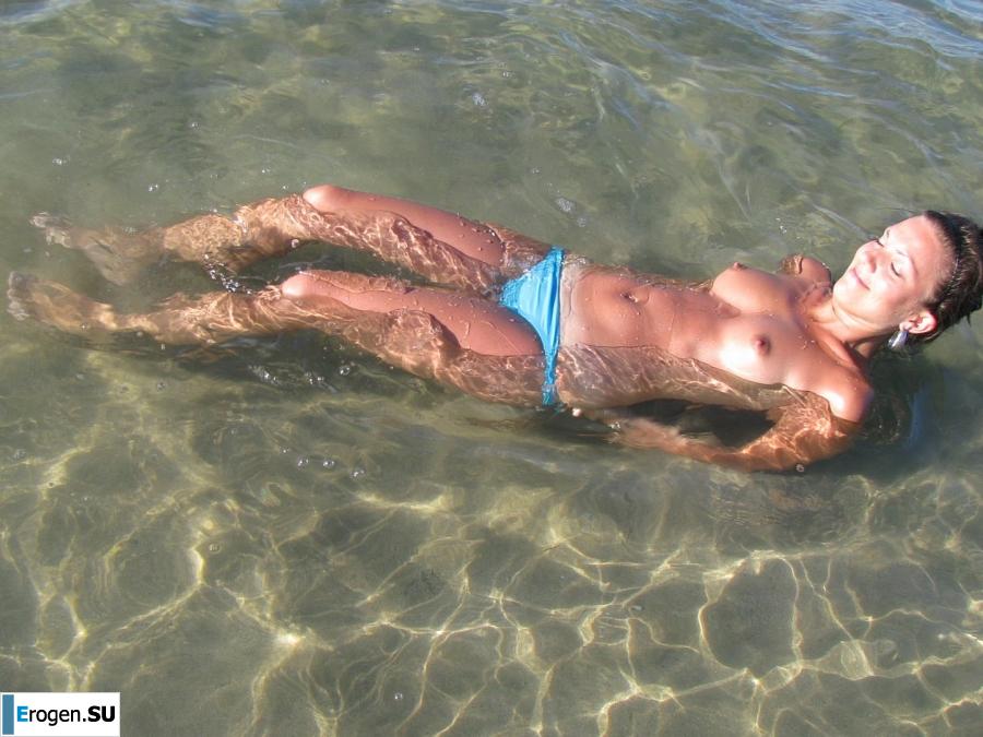 tanned girlfriends on a rocky shore. Photo 17