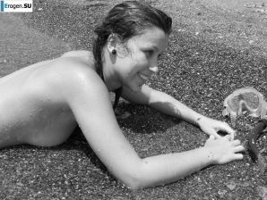 couple in love and the sea breeze. Thumb 10