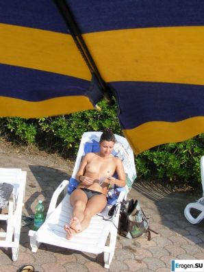 couple in love and the sea breeze. Thumb 30