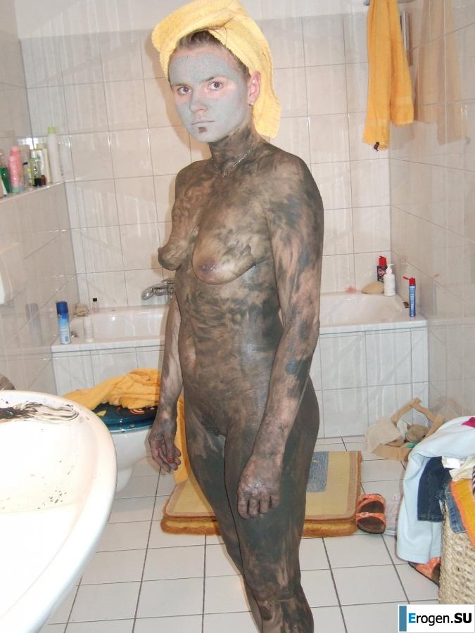 everyday life of a blonde with small breasts. Photo 7