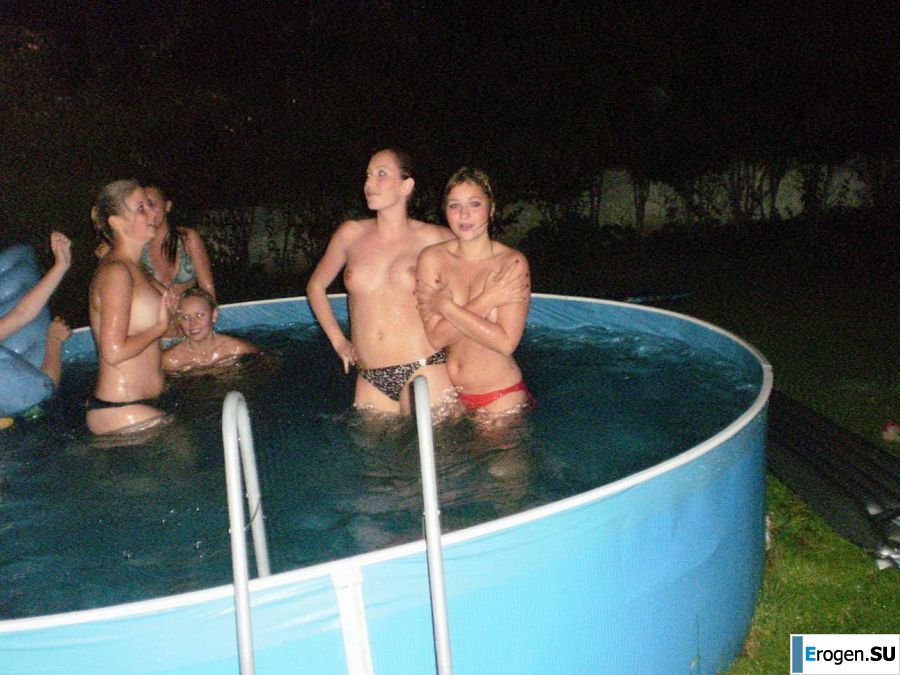 naked chicks in the pool. Photo 13