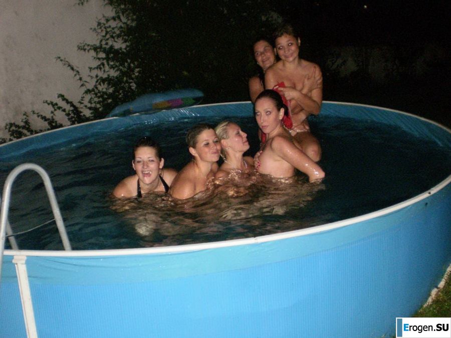 naked chicks in the pool. Photo 14