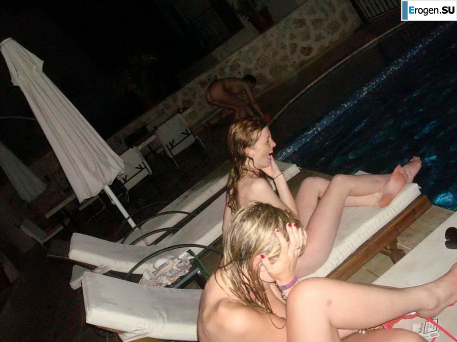 naked chicks in the pool. Photo 20