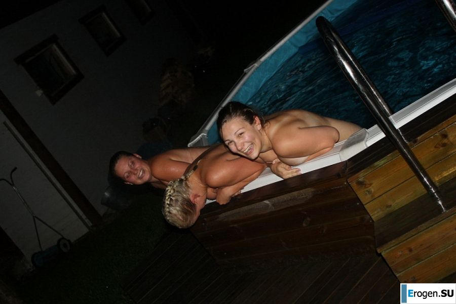 naked chicks in the pool. Photo 34