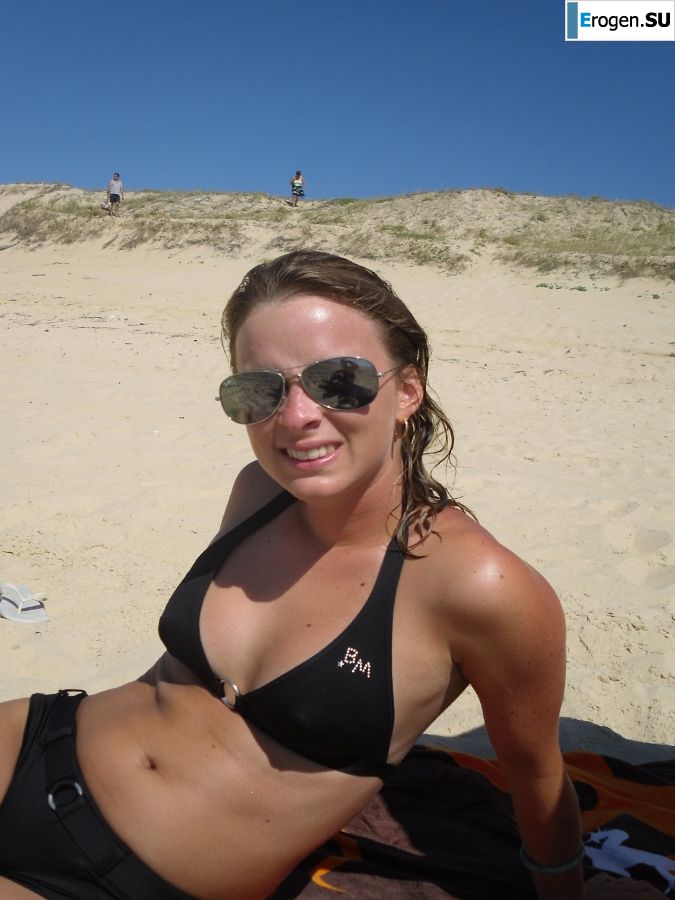 mischievous minx on the beach. Photo 27
