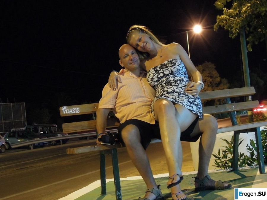 голая беременная Люси на пляже с будущим отцом. Фото 8