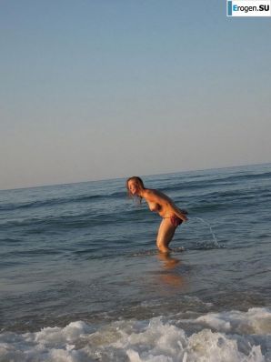 голая беременная Люси на пляже с будущим отцом. Эскиз 21