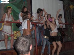 конкурс мокрых футболок в ночном клубе. Эскиз 40