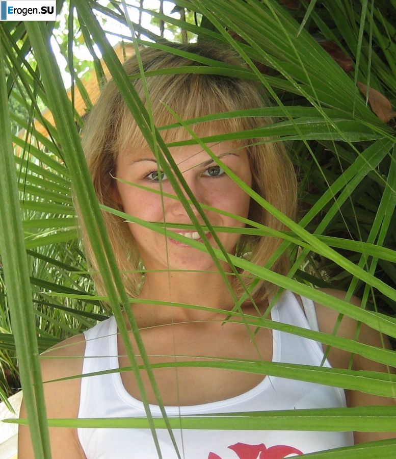 naked girl with a camera. Photo 41