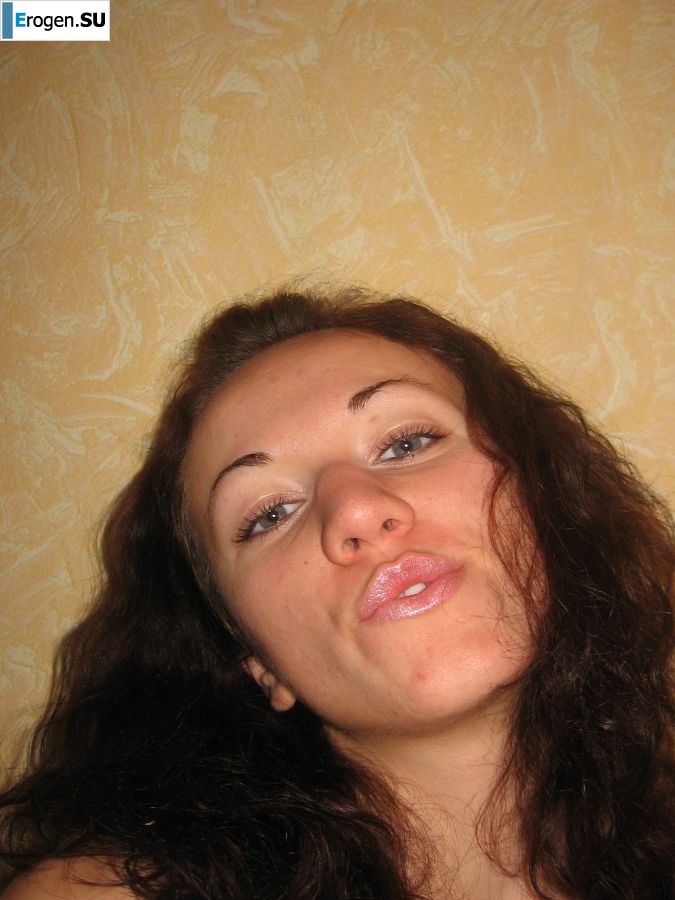 a young couple hanging out without panties. Photo 19