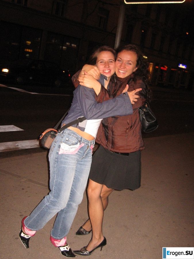 a young couple hanging out without panties. Photo 7