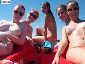 подружки и топплес отдых на природе. Эскиз 25