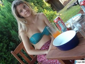 подружки и топплес отдых на природе. Эскиз 4