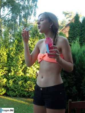 подружки и топплес отдых на природе. Эскиз 7