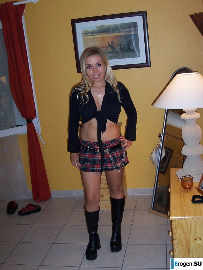 stripper in the courtyard with her boyfriend. Photo 26
