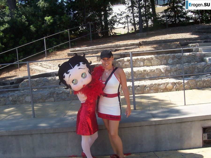 stripper in the courtyard with her boyfriend. Photo 33