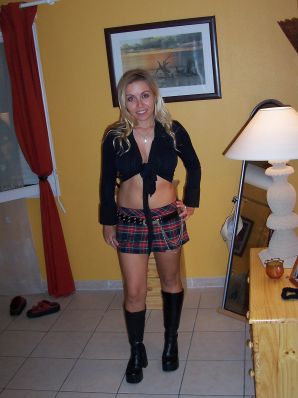 stripper in the courtyard with her boyfriend. Thumb 26