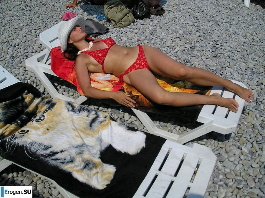 without a swimsuit on a rocky shore. Photo 24