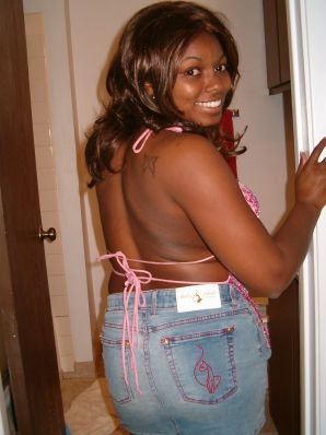 Appetizing black woman masturbates and shows her wet pussy. Thumb 30
