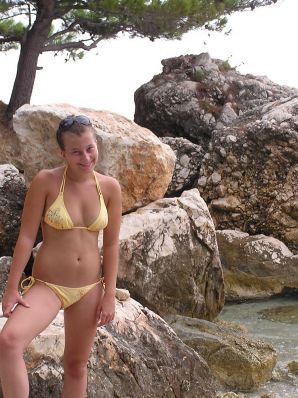 Спортивная студентка разделась на пляже и искупалась нагишом. Эскиз 8
