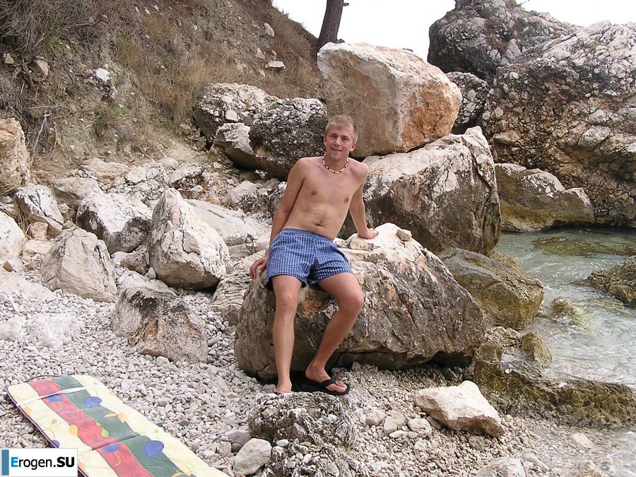 A sports student undressed on the beach and swam naked. Part 2. Photo 12