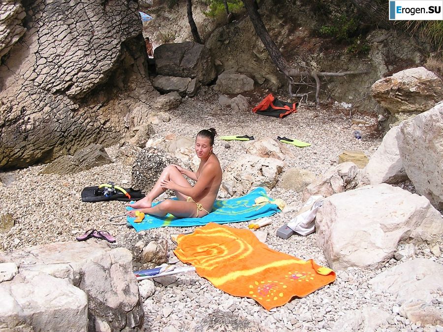 A sports student undressed on the beach and swam naked. Part 2. Photo 13