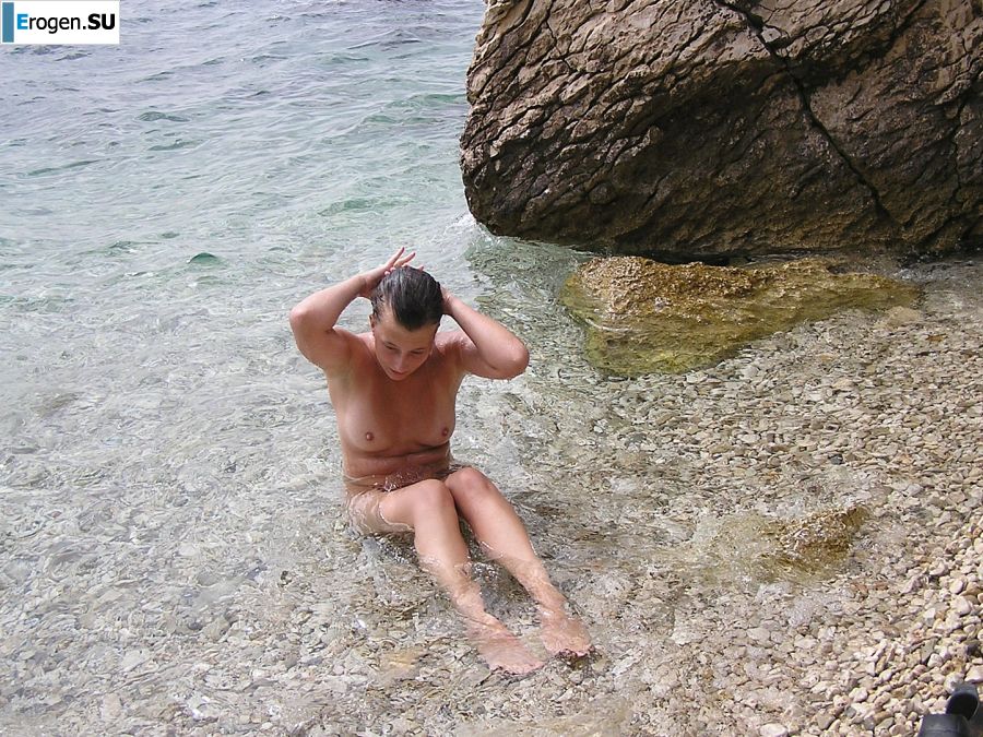 A sports student undressed on the beach and swam naked. Part 2. Photo 20