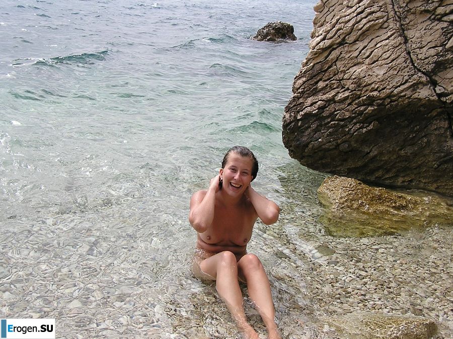 A sports student undressed on the beach and swam naked. Part 2. Photo 21