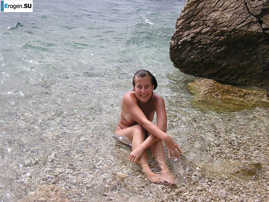 A sports student undressed on the beach and swam naked. Part 2. Photo 22