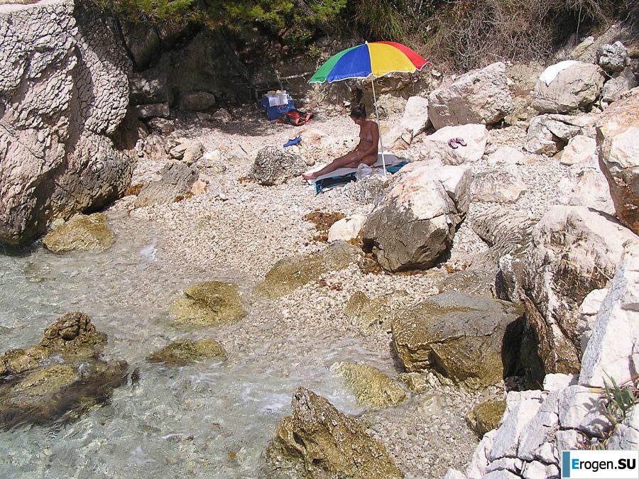 A sports student undressed on the beach and swam naked. Part 2. Photo 28