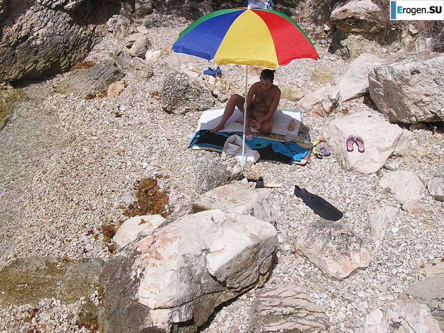 A sports student undressed on the beach and swam naked. Part 2. Photo 30