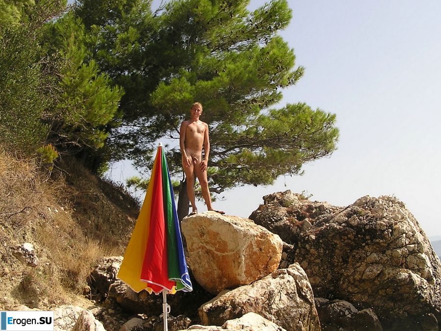 A sports student undressed on the beach and swam naked. Part 2. Photo 32