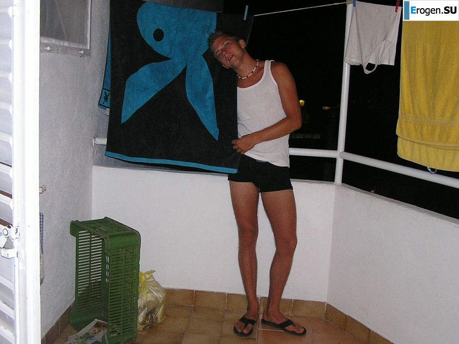 A sports student undressed on the beach and swam naked. Part 2. Photo 37