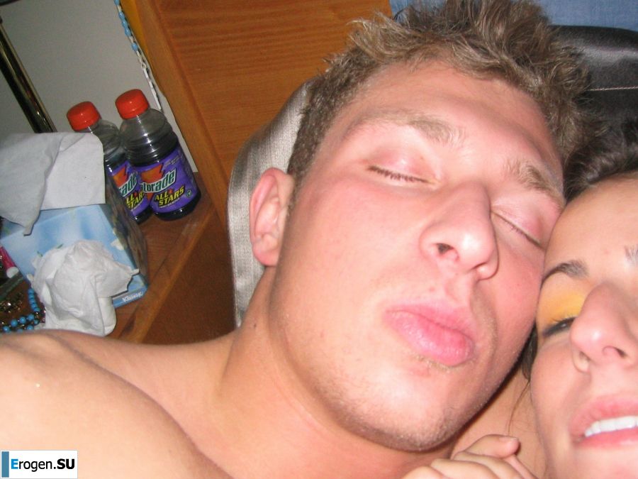 Oriental babe is having fun with her boyfriend naked. Photo 15