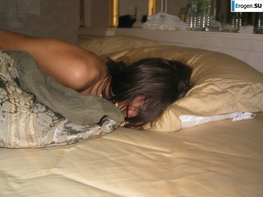 Oriental babe is having fun with her boyfriend naked. Photo 33