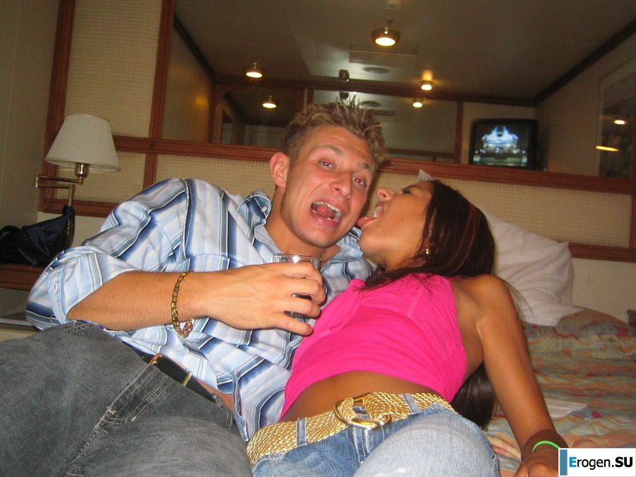 Oriental babe is having fun with her boyfriend naked. Photo 36