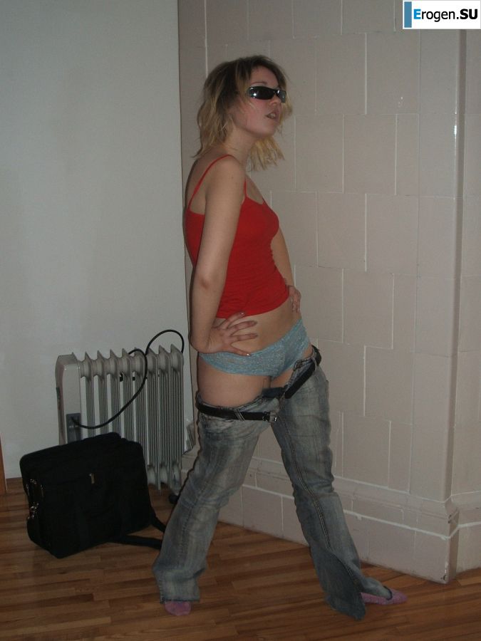 A blonde with a thin waist poses in glasses and red panties. Photo 18