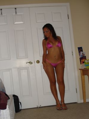 A woman with beautiful tits poses in a swimsuit and without him. Thumb 16