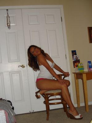 A woman with beautiful tits poses in a swimsuit and without him. Thumb 38