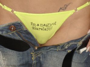 Молодая студентка показала трусики и маленькую грудь. Эскиз 13