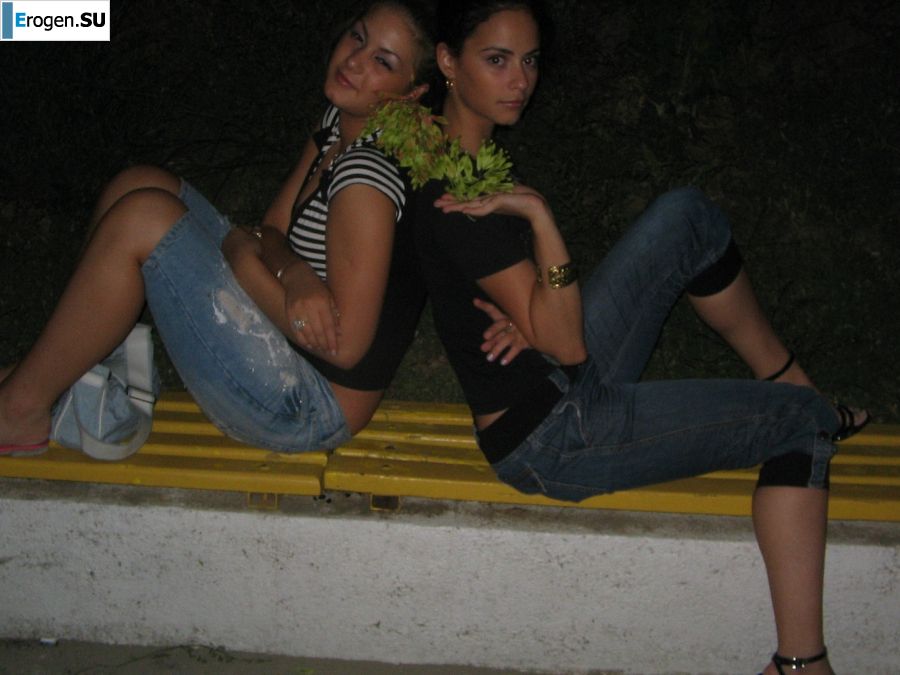 Blonde and brunette kiss and show boobs to each other. Photo 10