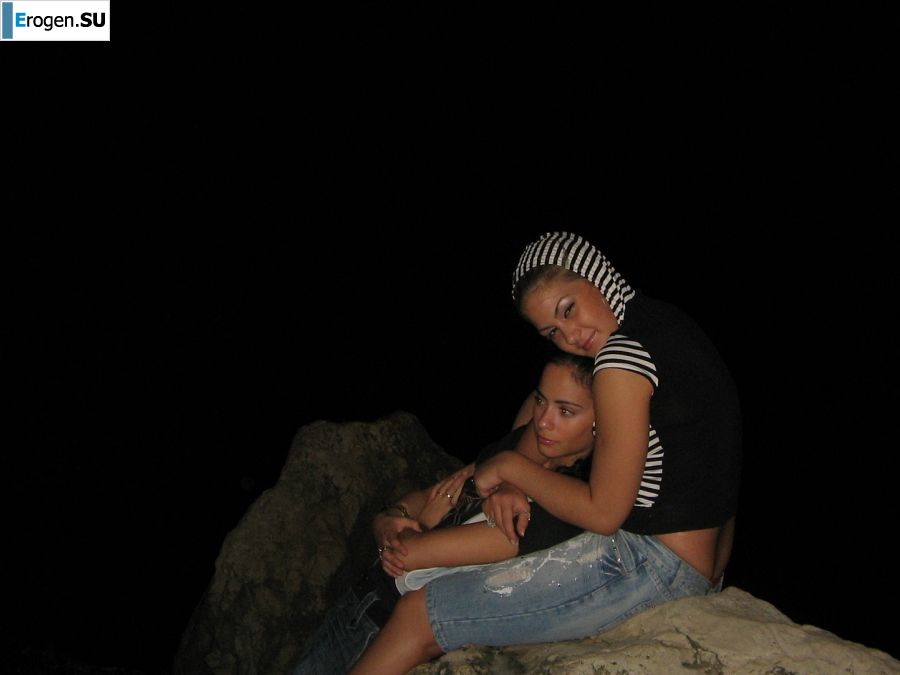 Blonde and brunette kiss and show boobs to each other. Photo 12