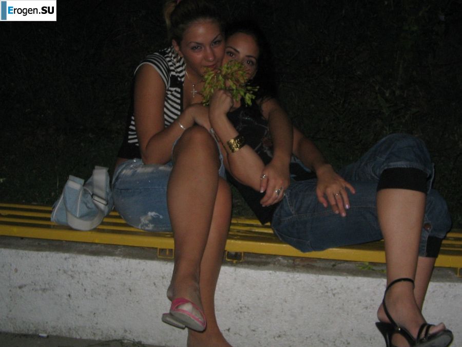 Blonde and brunette kiss and show boobs to each other. Photo 14