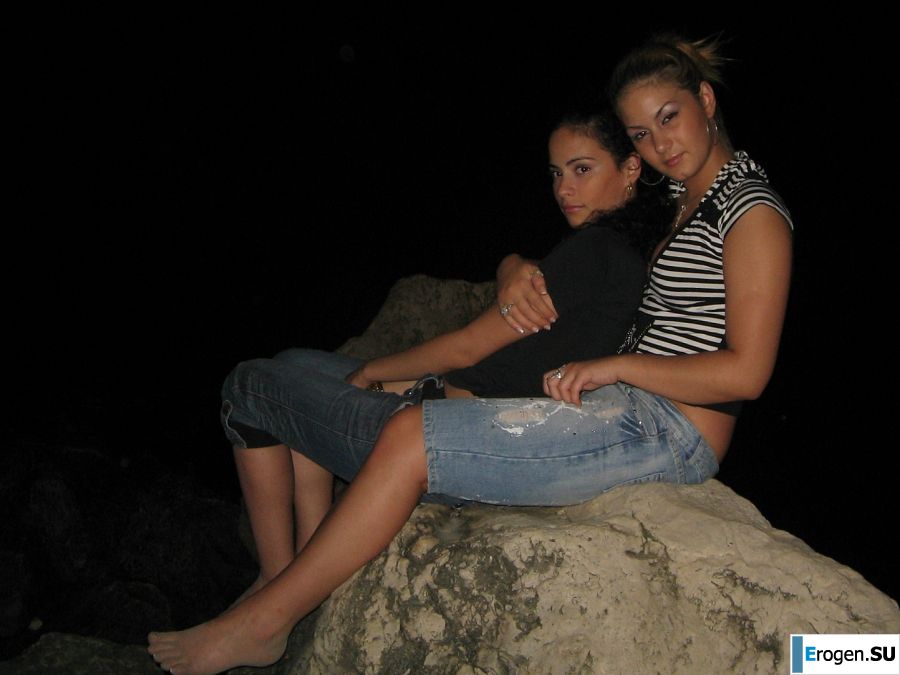 Blonde and brunette kiss and show boobs to each other. Photo 15