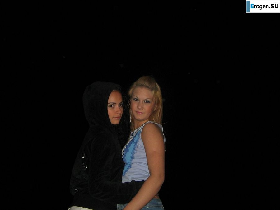 Blonde and brunette kiss and show boobs to each other. Photo 20