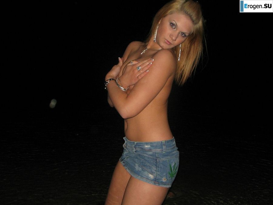 Blonde and brunette kiss and show boobs to each other. Photo 24