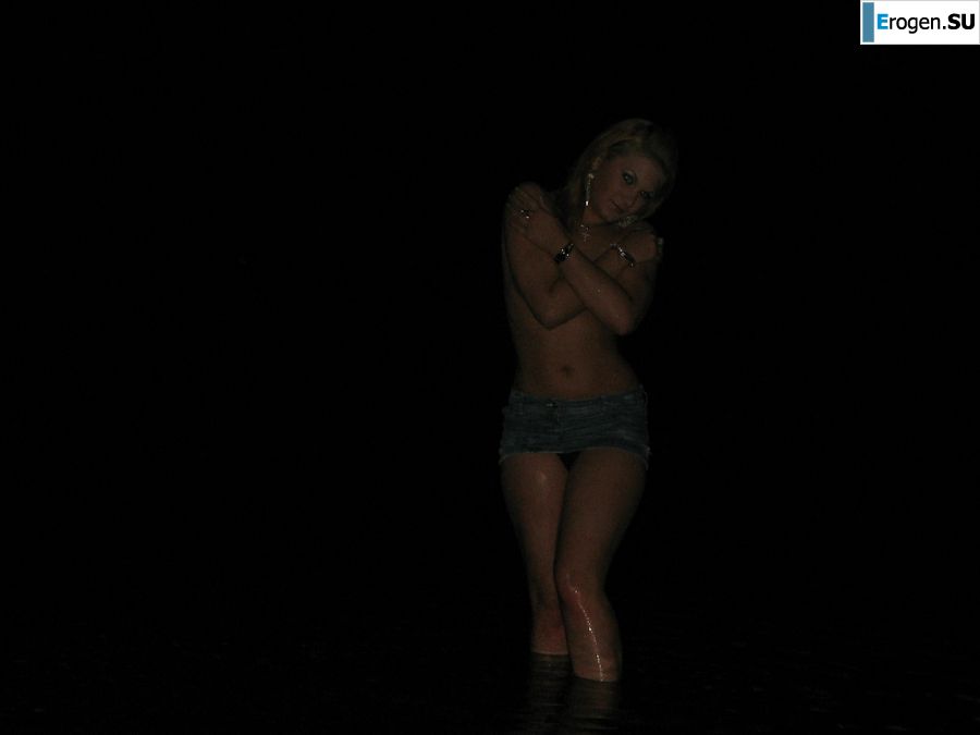 Blonde and brunette kiss and show boobs to each other. Photo 25