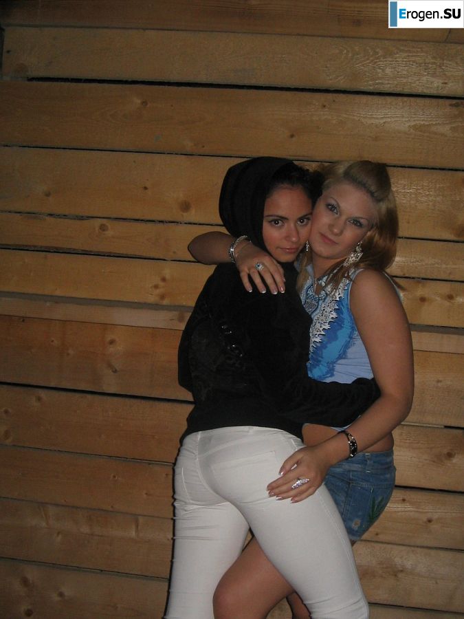 Blonde and brunette kiss and show boobs to each other. Photo 32